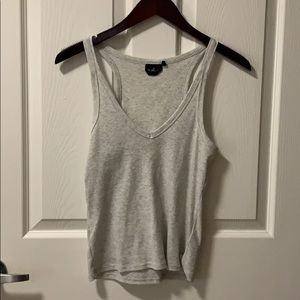 V neck cropped tank.
